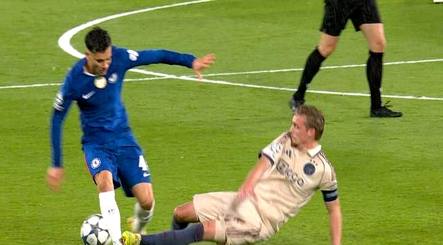 九州娱乐官网-切尔西客场战胜阿贾克斯，提前锁定小组出线(切尔西44阿贾克斯全场录像)