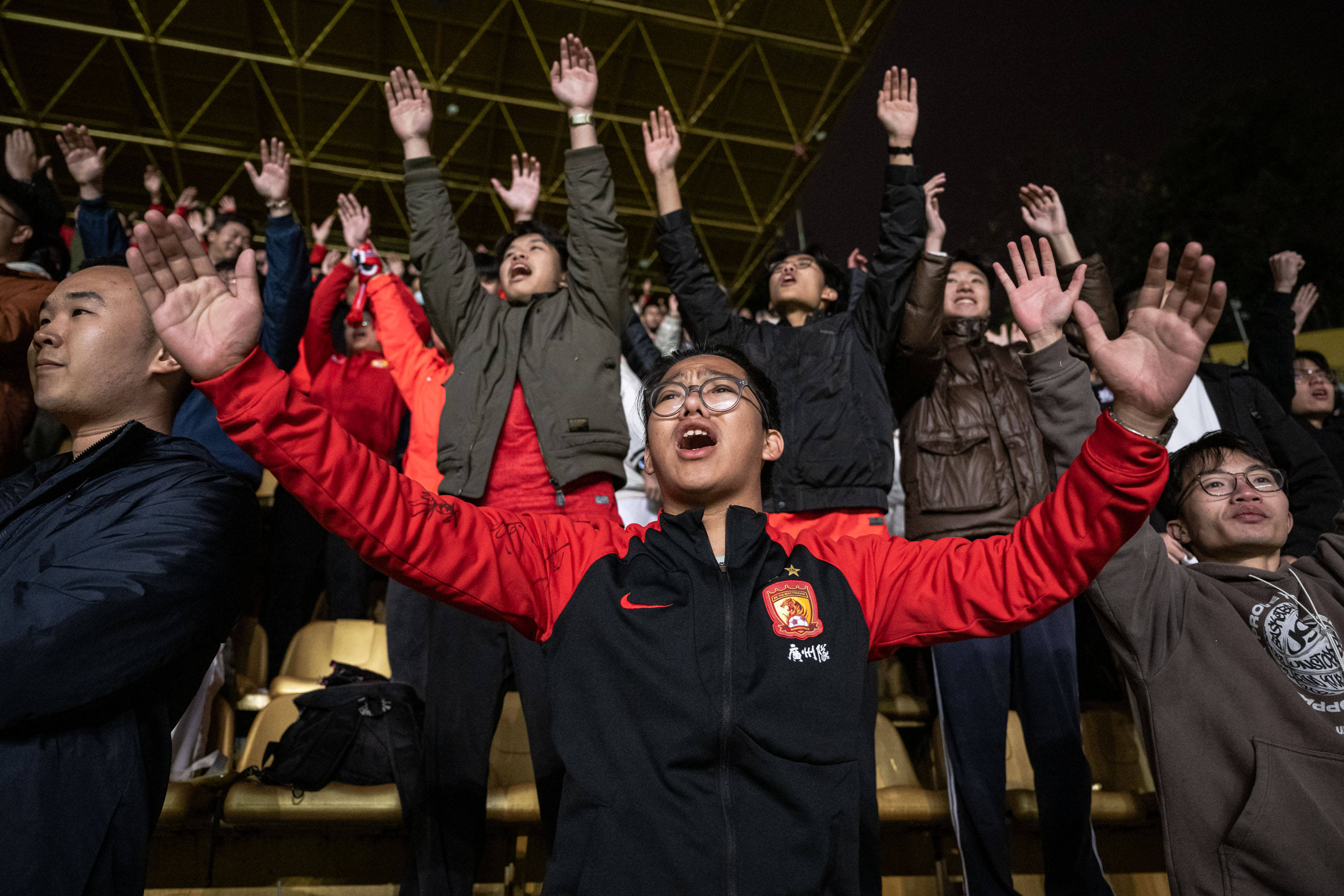 比赛现场气氛火爆,观众激情高涨 比赛现场气氛火爆,观众激情高涨